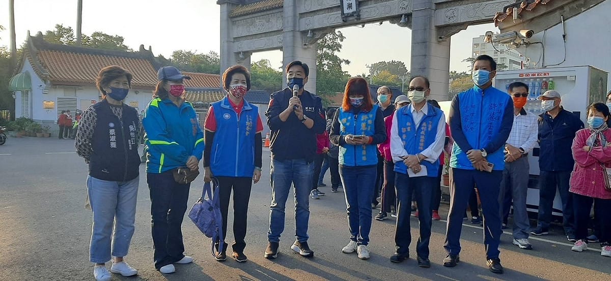 曹桓榮(中)到澄清湖門口向運動的民眾宣講。 圖 : 國民黨高雄市黨部 / 提供