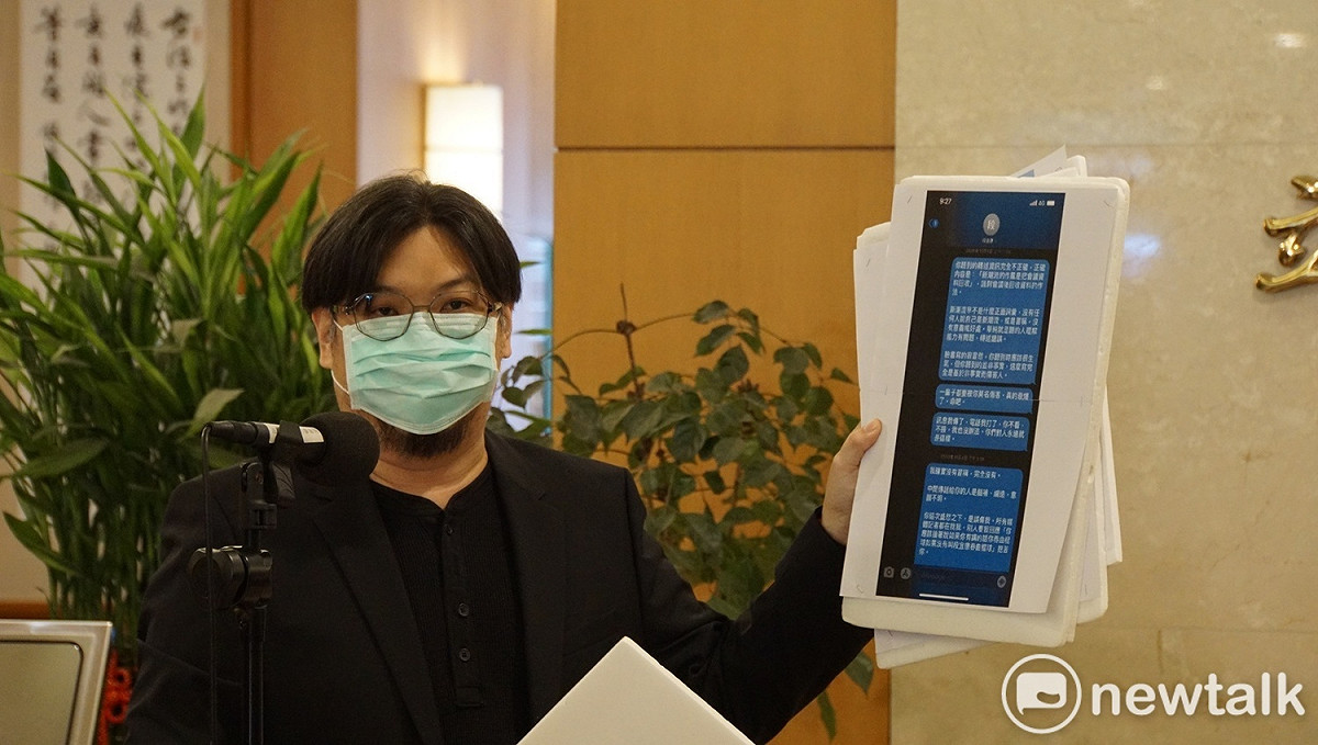 高嘉瑜前男友馬文鈺拿出先前與段宜康溝通的訊息。 圖：林朝億/攝