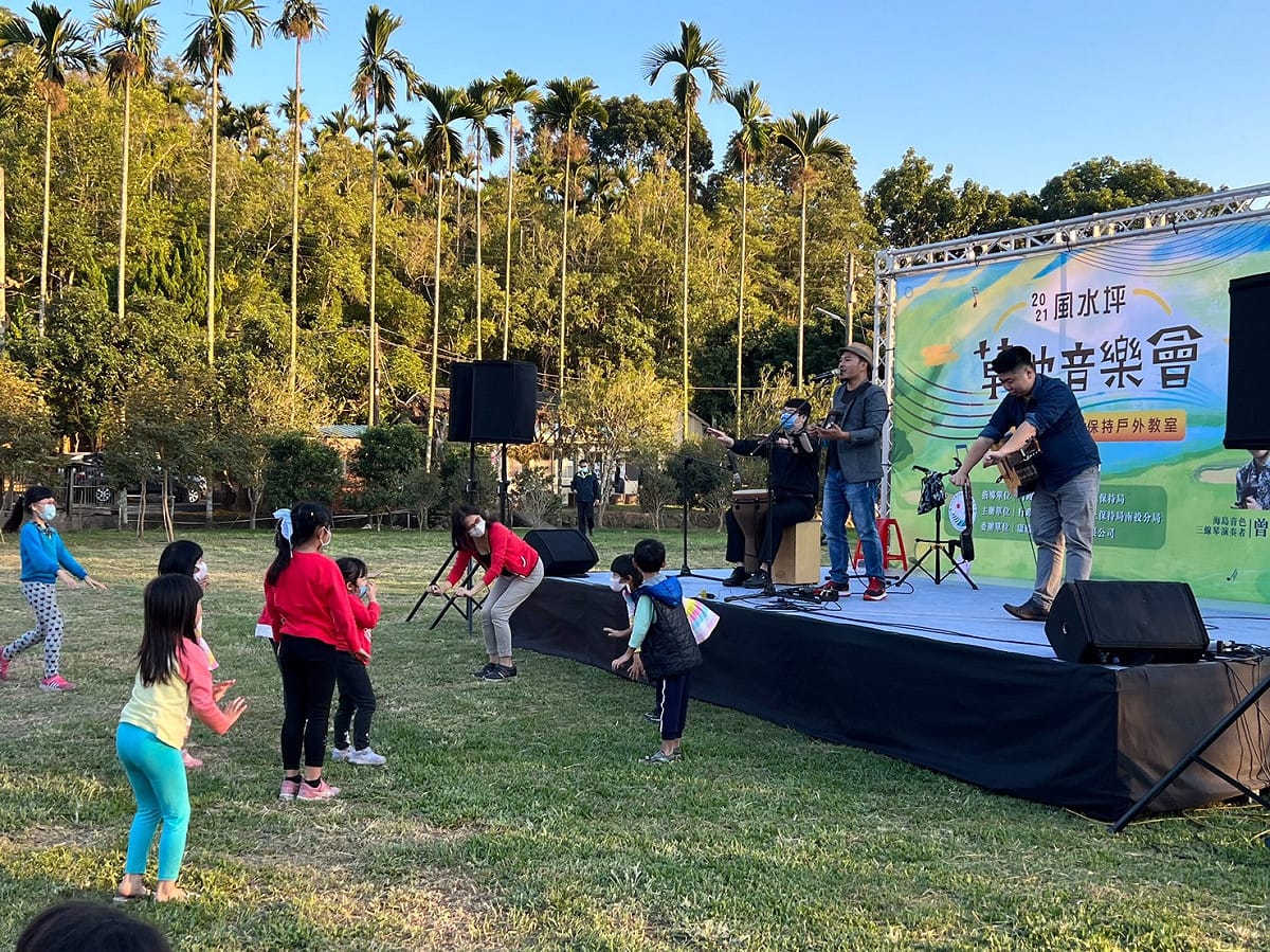 樂手與台下的小朋友透過音樂產生互動。 圖 : 水土保持局南投分局/提供
