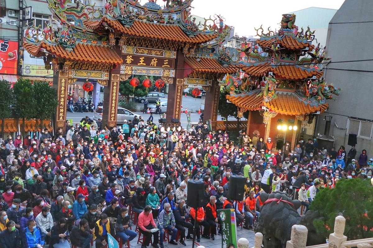 台中西屯福壽宮的公投宣講吸引不少人前來。 圖：市議員林祈烽提供