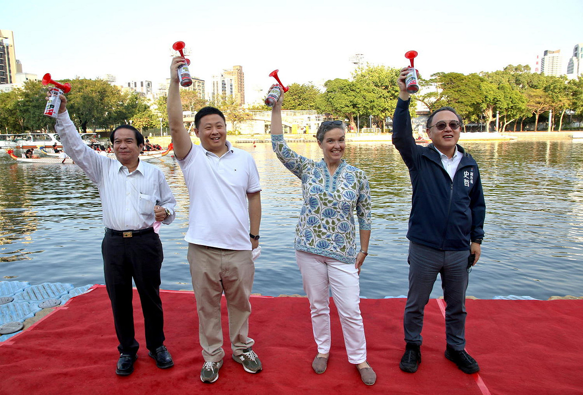 史哲(右一)、孫曉雅(右二)高雄城市盃龍舟賽鳴笛。 圖：高雄市運發局提供