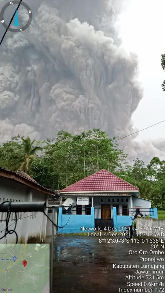 印尼東爪哇省塞梅魯火山4日下午3時噴發，噴煙直竄至1萬2000公尺高空。  圖/Badan Nasional Penanggulangan Bencana臉書粉專