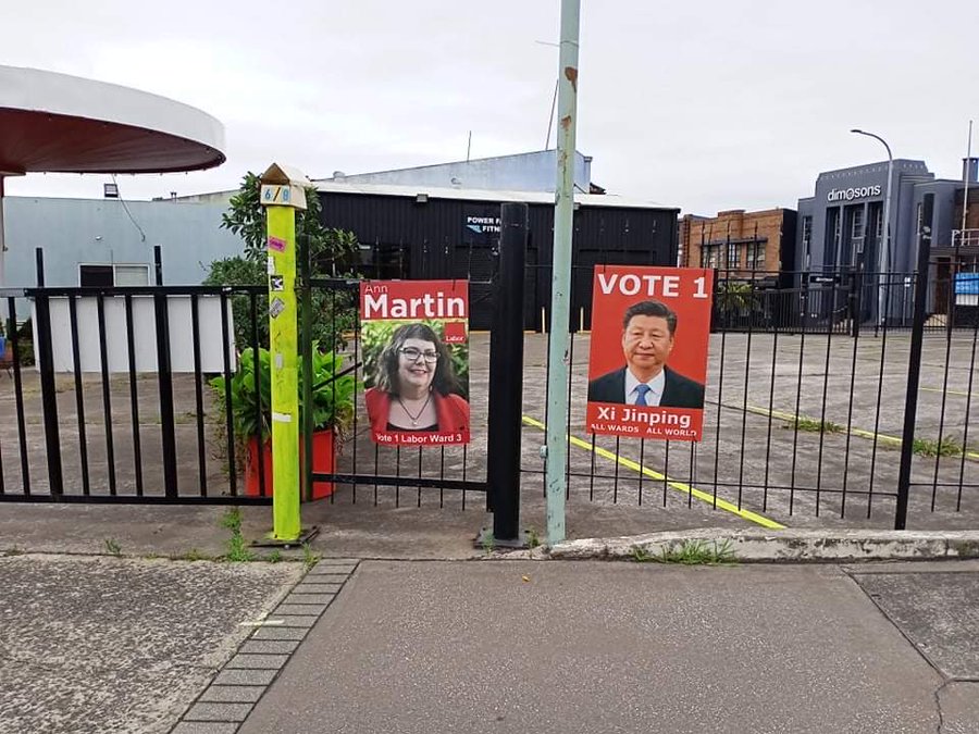 澳洲新南威爾斯州轄下的臥龍崗市正在進行地方選舉，不過第3選區街道出現了中國國家主席習近平的競選看板。 來源：翻攝自麥克拉倫（Nick McLaren）推特。