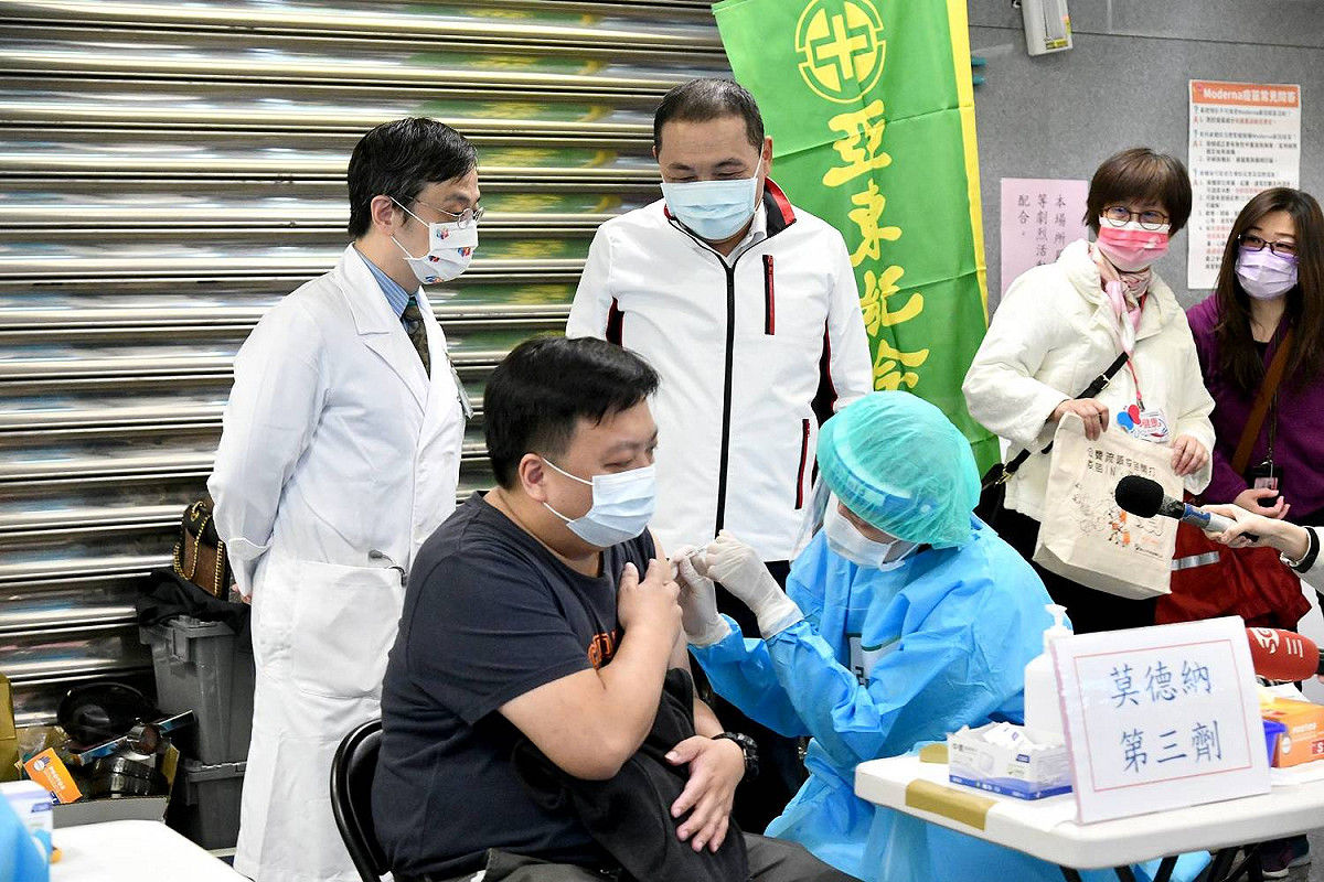 新北市長侯友宜視察耶誕城活動期間的機動疫苗接種站。 圖：新北市政府/提供