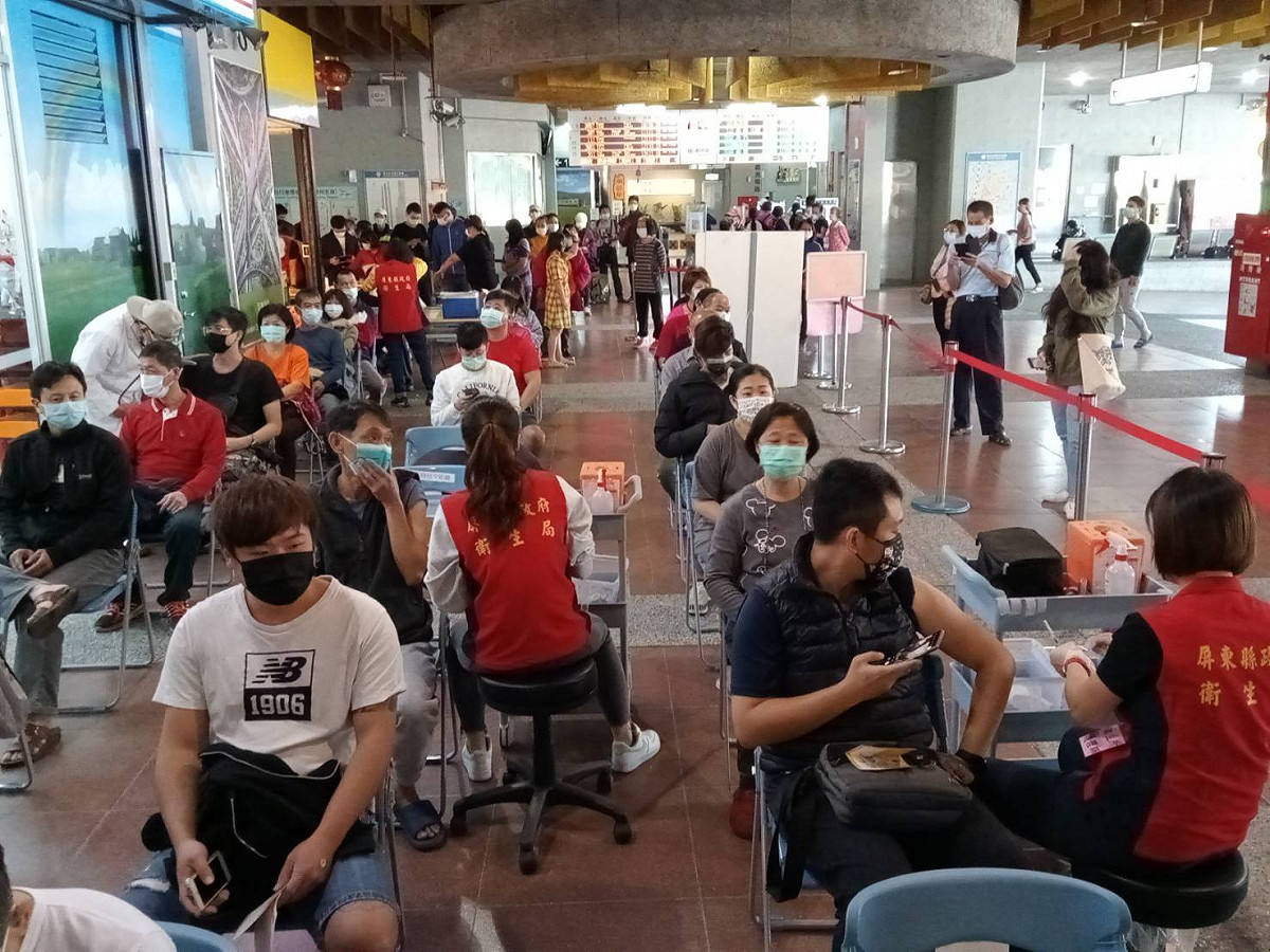 屏東縣12/5-12/7打疫苗送現金，接種人潮湧現。 圖：屏東縣政府提供