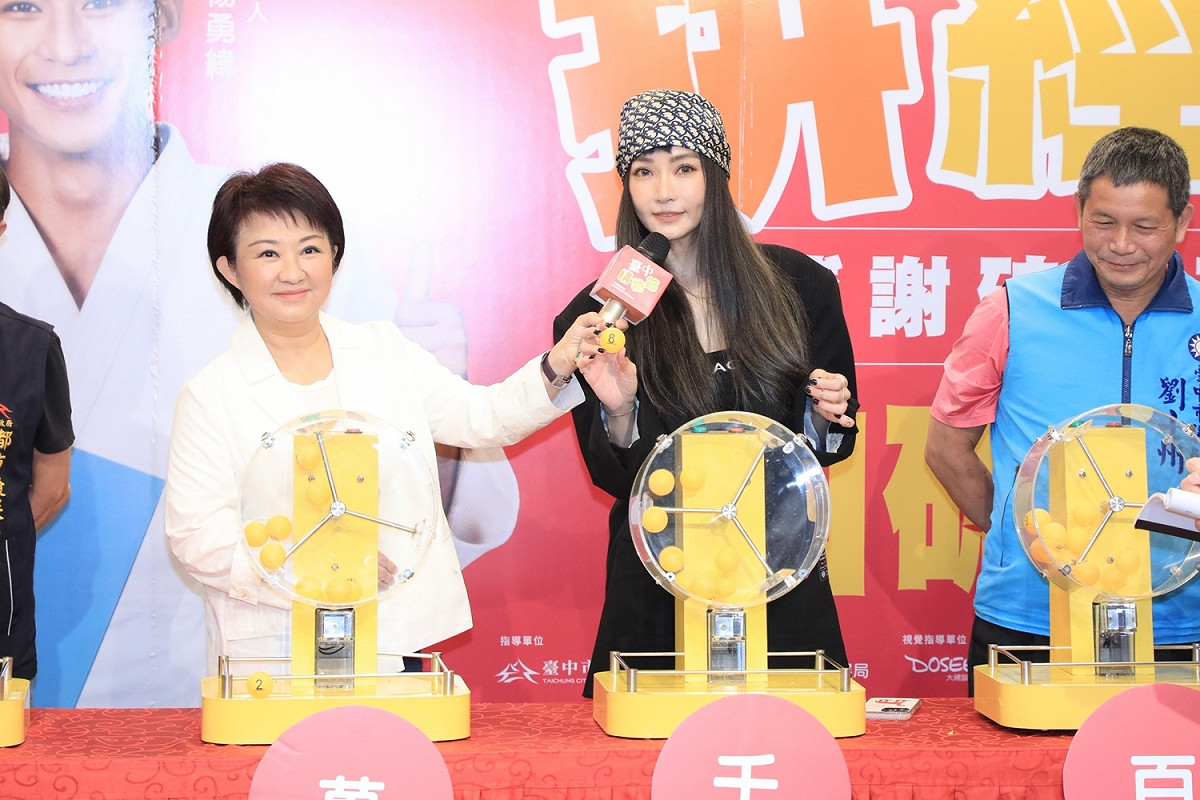 謝金燕與盧秀燕市長「雙燕」合體抽出百萬現金得主。 台中市政府/提供
