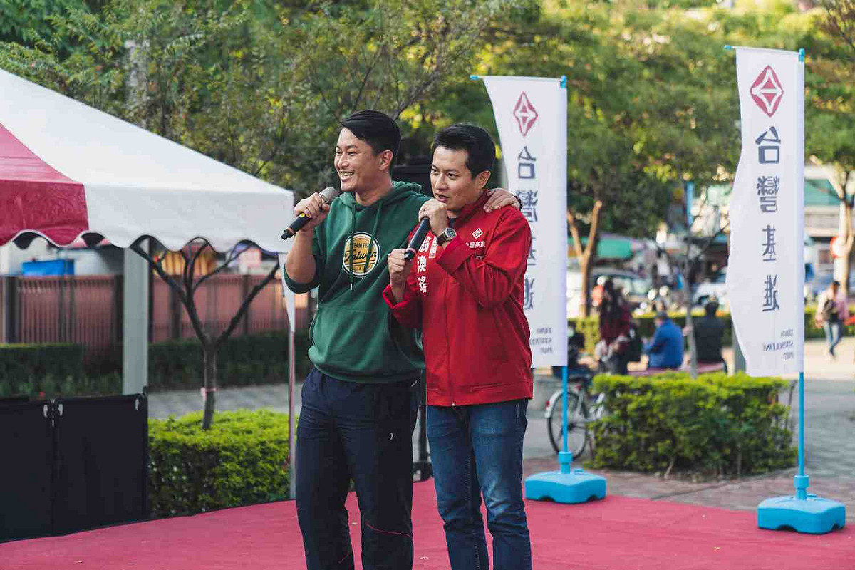 前立委3Q陳柏惟出席基進黨嘉義公投說明會，右為該黨嘉義主委翁渙瑤。 圖：基進黨嘉義黨部/提供