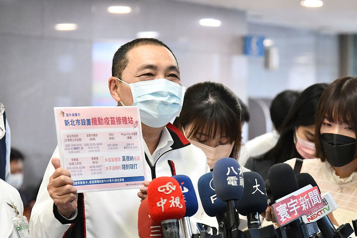 侯友宜表示，市府會根據人潮、空間、環境衛生等條件持續開站，如全聯、IKEA、家樂福、大遠百等賣場及百貨公司，方便民眾就近接種。 圖：新北市新聞局提供
