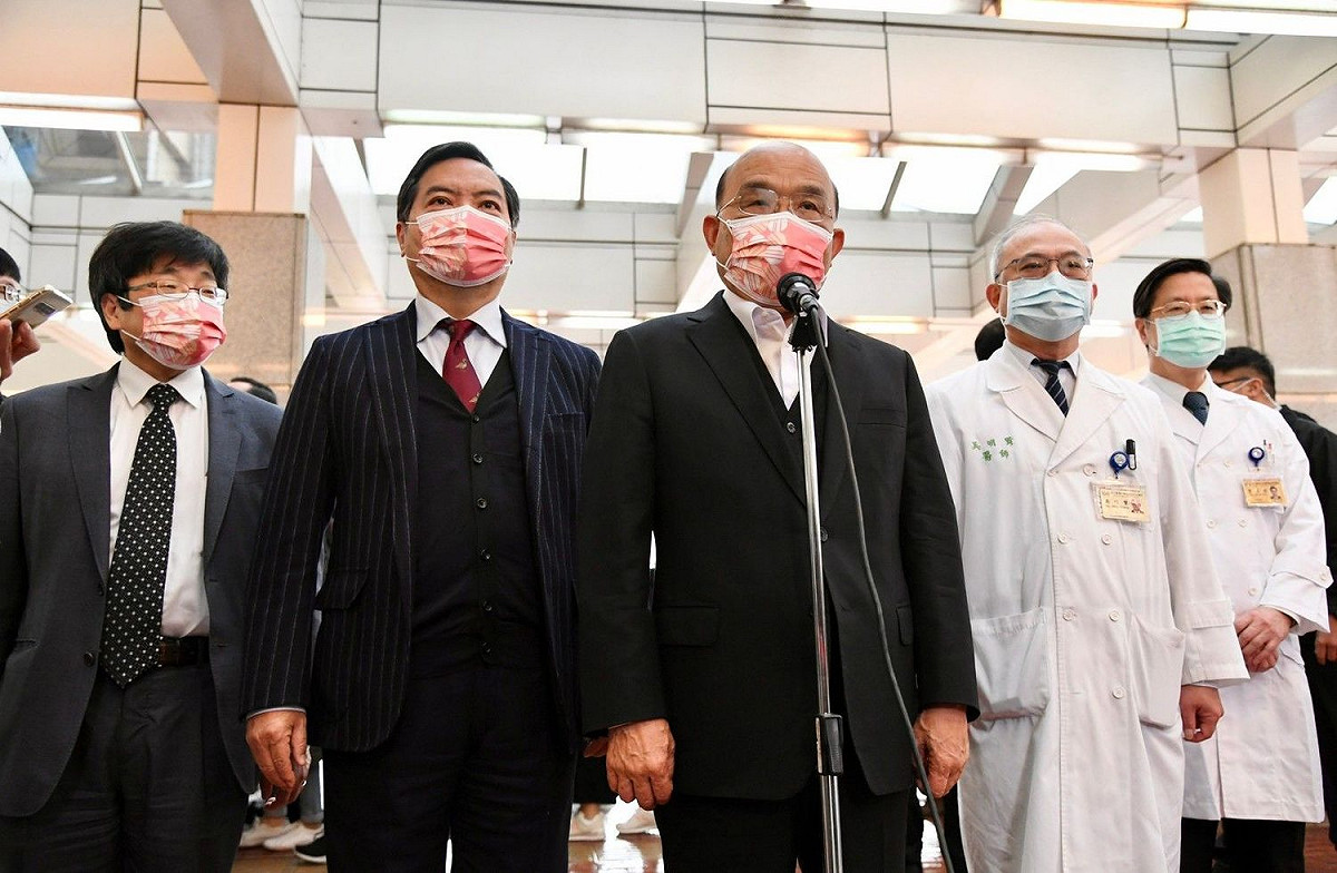 行政院長蘇貞昌今（6）日上午接種第二劑AZ疫苗前受訪。 圖：行政院提供