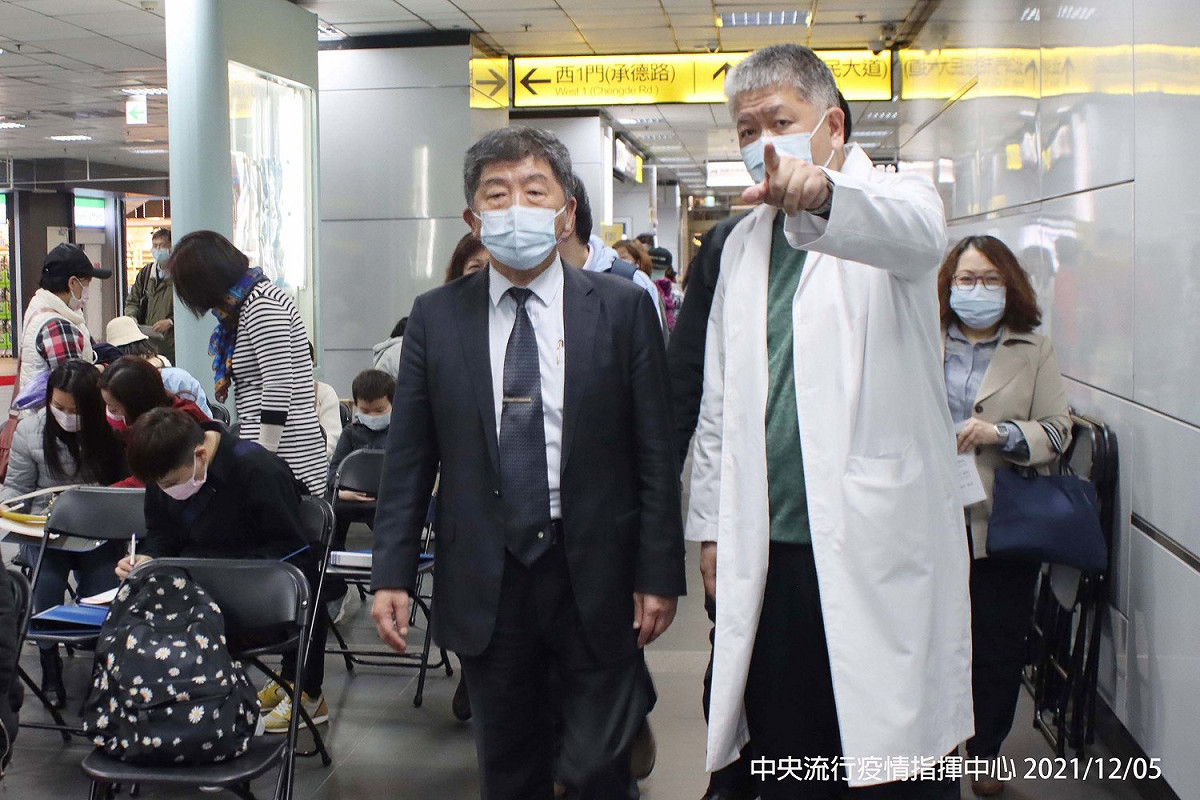 昨(12/5)日中央流行疫情指揮中心於台北車站大廳開設「莫德納疫苗施打站」，陳時中指揮官曾於現場視察，民眾接種踴躍。 圖：中央流行疫情指揮中心/提供