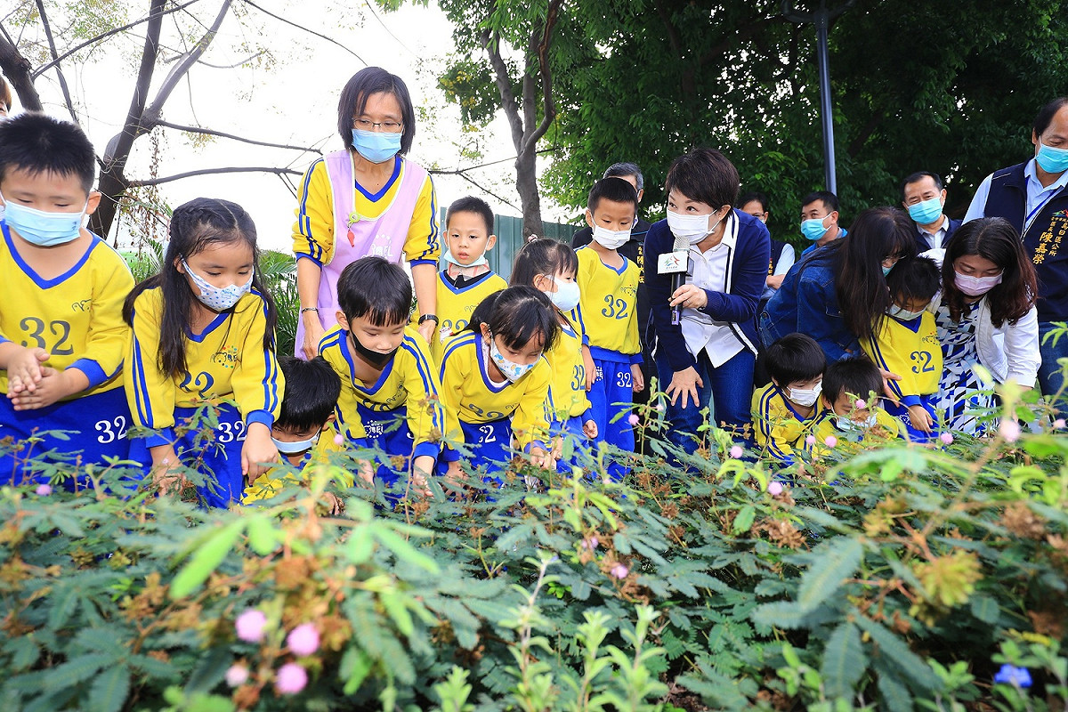 台中市長盧秀燕在完工的烏日溪邊公園帶領小朋友認識植栽。 台中市政府/提供