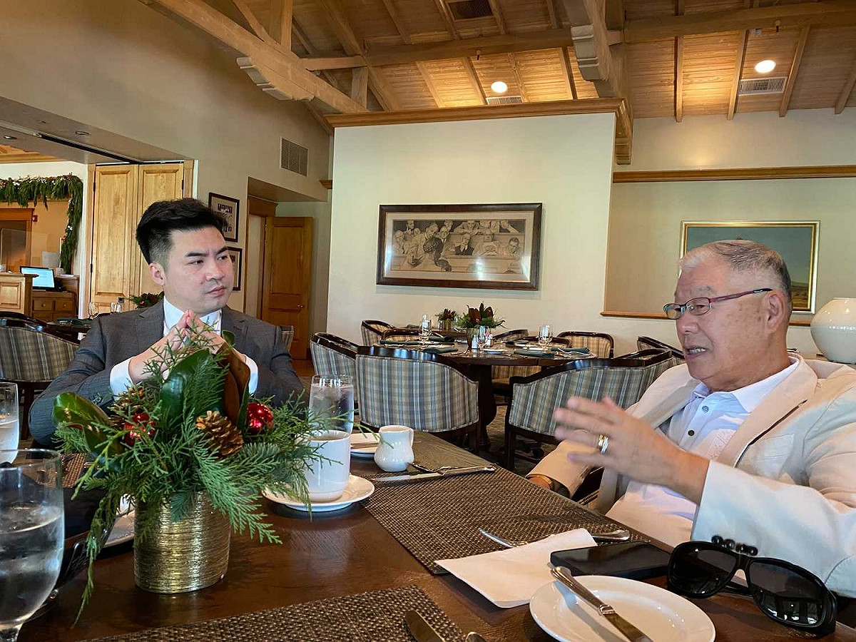藍營口譯哥黃裕鈞銜命赴美籌備國民黨駐美代表處。在抵達華府前，先前往洛杉磯拜見前駐美代表袁健生 圖：翻攝自黃裕鈞臉書