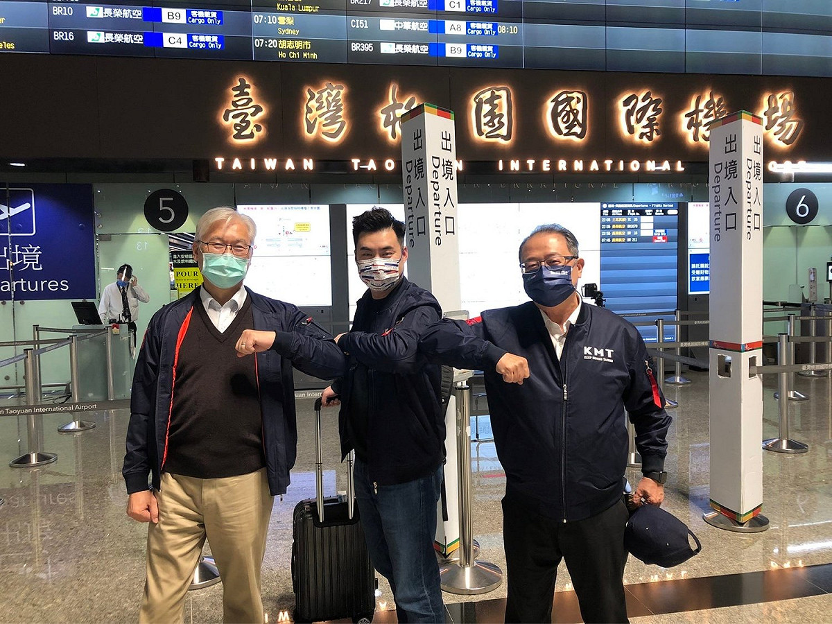 國民黨主席朱立倫日前宣示恢復國民黨駐美代表處，國際部副主任黃裕鈞銜命搭機赴美籌備 圖：翻攝自黃裕鈞臉書