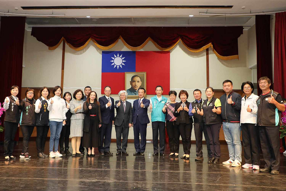 嘉義縣今天舉行三位新任女性一級主管布達典禮，多名縣議員前往祝賀。 圖：嘉義縣政府/提供