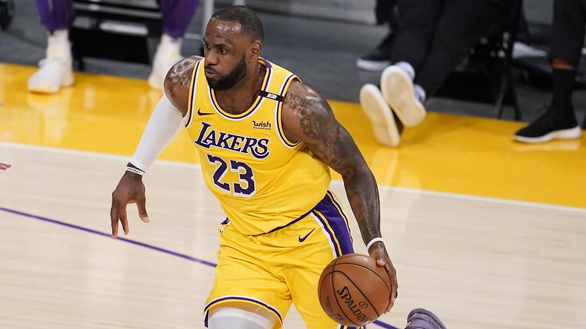 LeBron James目前場均出賽時間36.9分鐘略高於近3個賽季，不過湖人主帥Frank Vogel並不擔心。 圖：美聯社／達志影像／提供