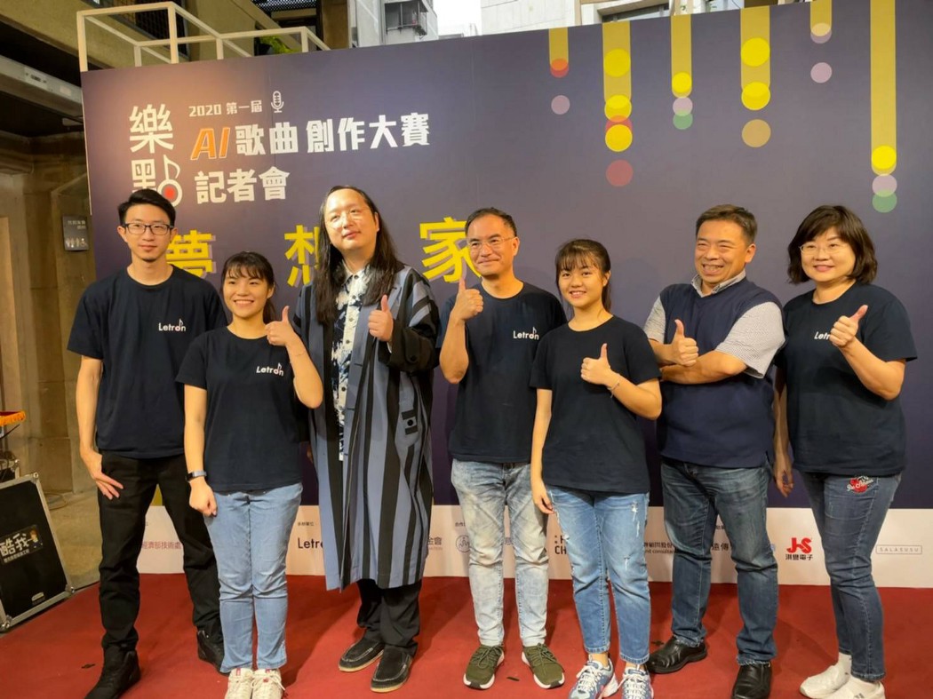 樂易創團隊與行政院政務委員唐鳳合照（本照片拍攝時間為三級警戒前，人員皆遵守防疫規定維持社交距離）。 圖：創夢市集／提供