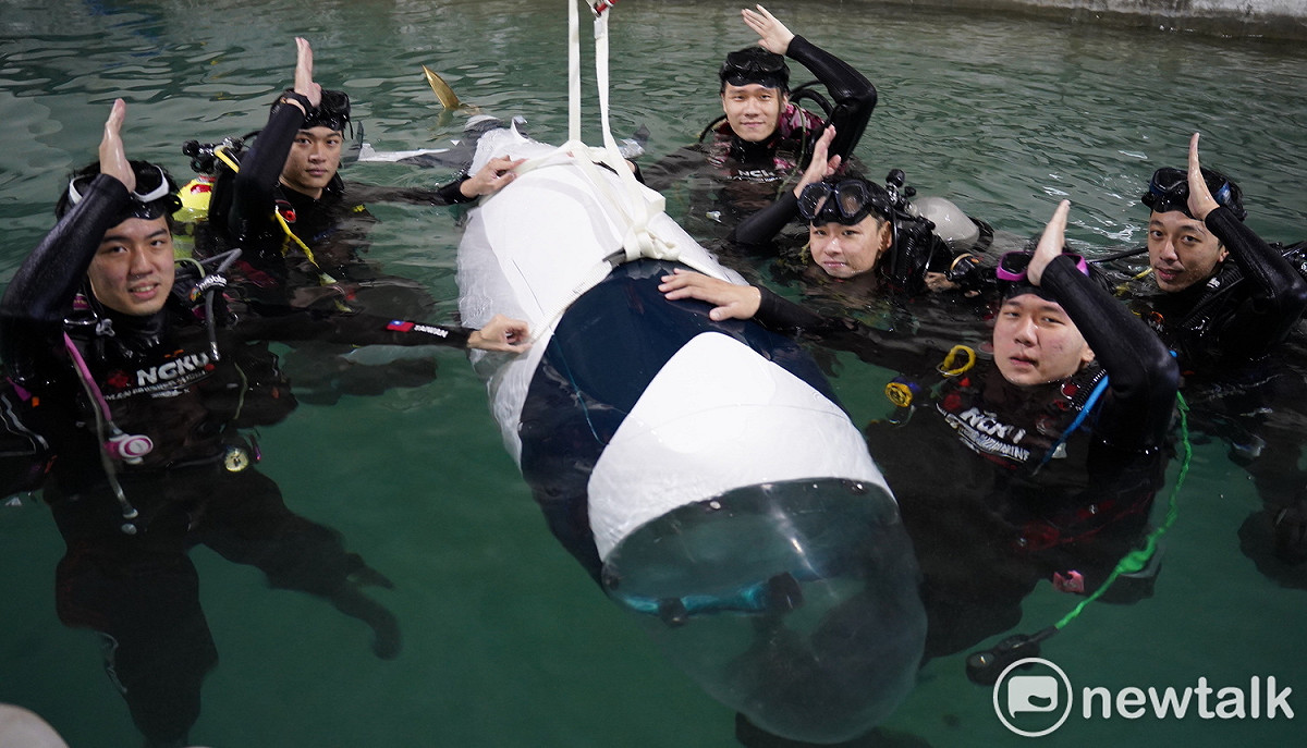 國立成功大學王丕丞等7名學生自組團隊，由系統及船舶機電工程學系副教授陳政宏指導，花了1年多時間，打造全台首艘人力潛艇完工，預估人力踩踏時速可達約5節。 圖：成大提供