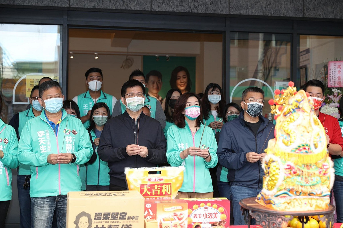 競選總部主委林佳龍於臉書上替林靜儀發聲，他表示林啣著醫師助人志業的使命，要來替中二選區接生新政治。 圖：翻攝自林佳龍臉書