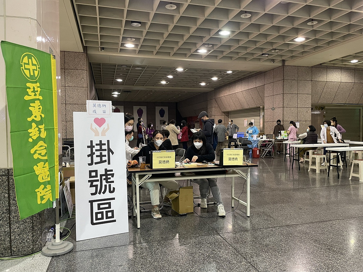 板橋車站開設機動疫苗接種站，提供莫德納疫苗施打服務。 圖：新北市衛生局/提供