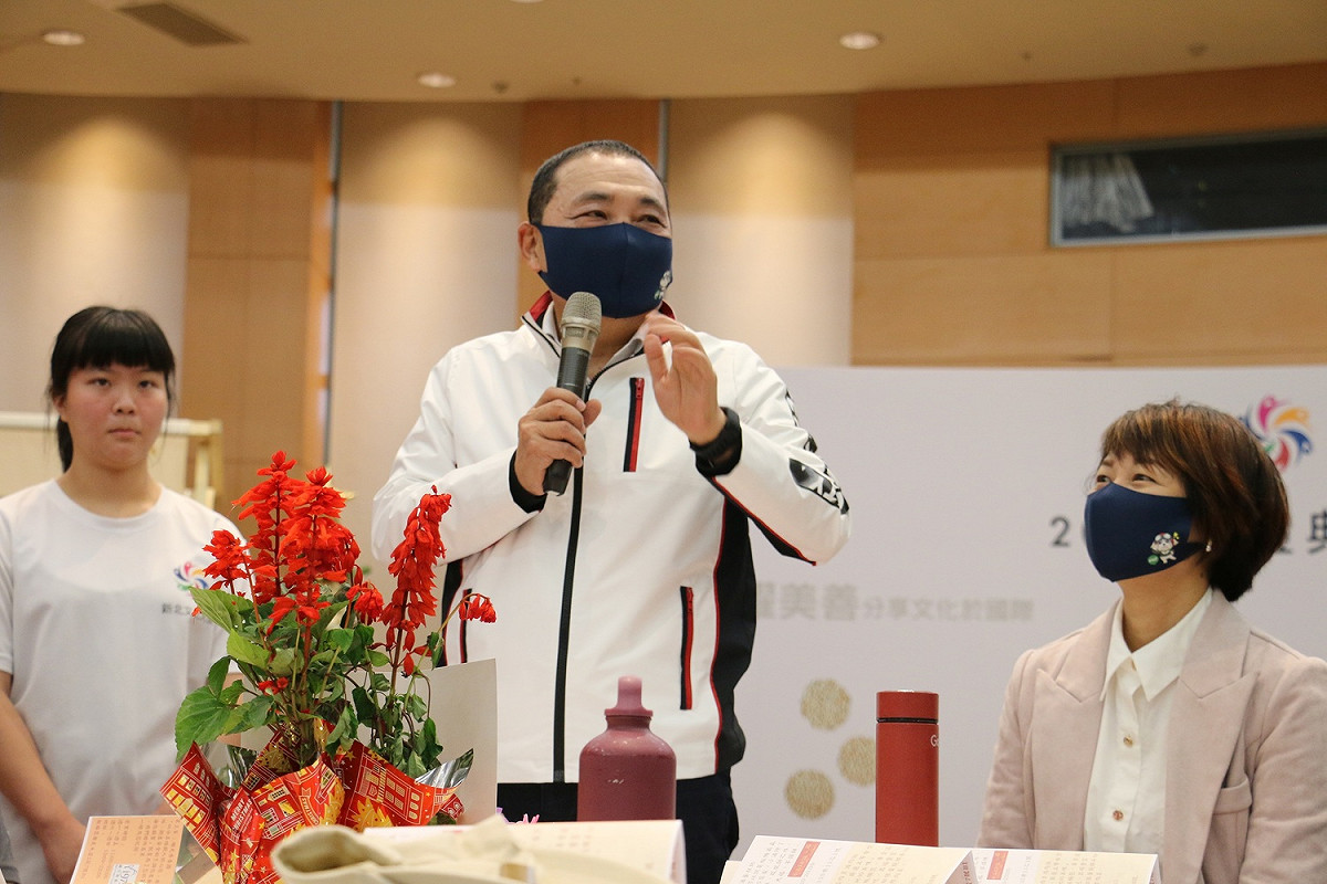 新北市長侯友宜於110年新北文化大使授證典禮，回饋學員的主題分享。 圖：新北市文化局提供