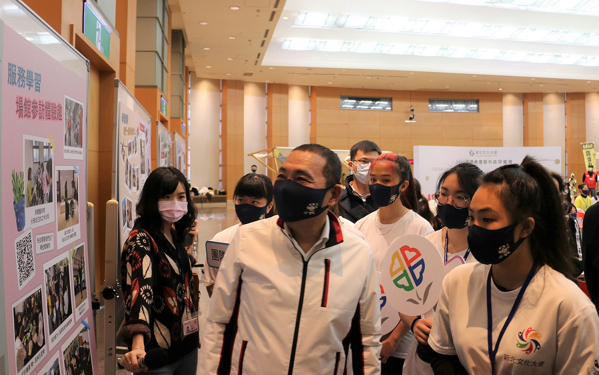 新北文化大使學員為新北市長侯友宜介紹培訓的精采過程。 圖：新北市文化局提供