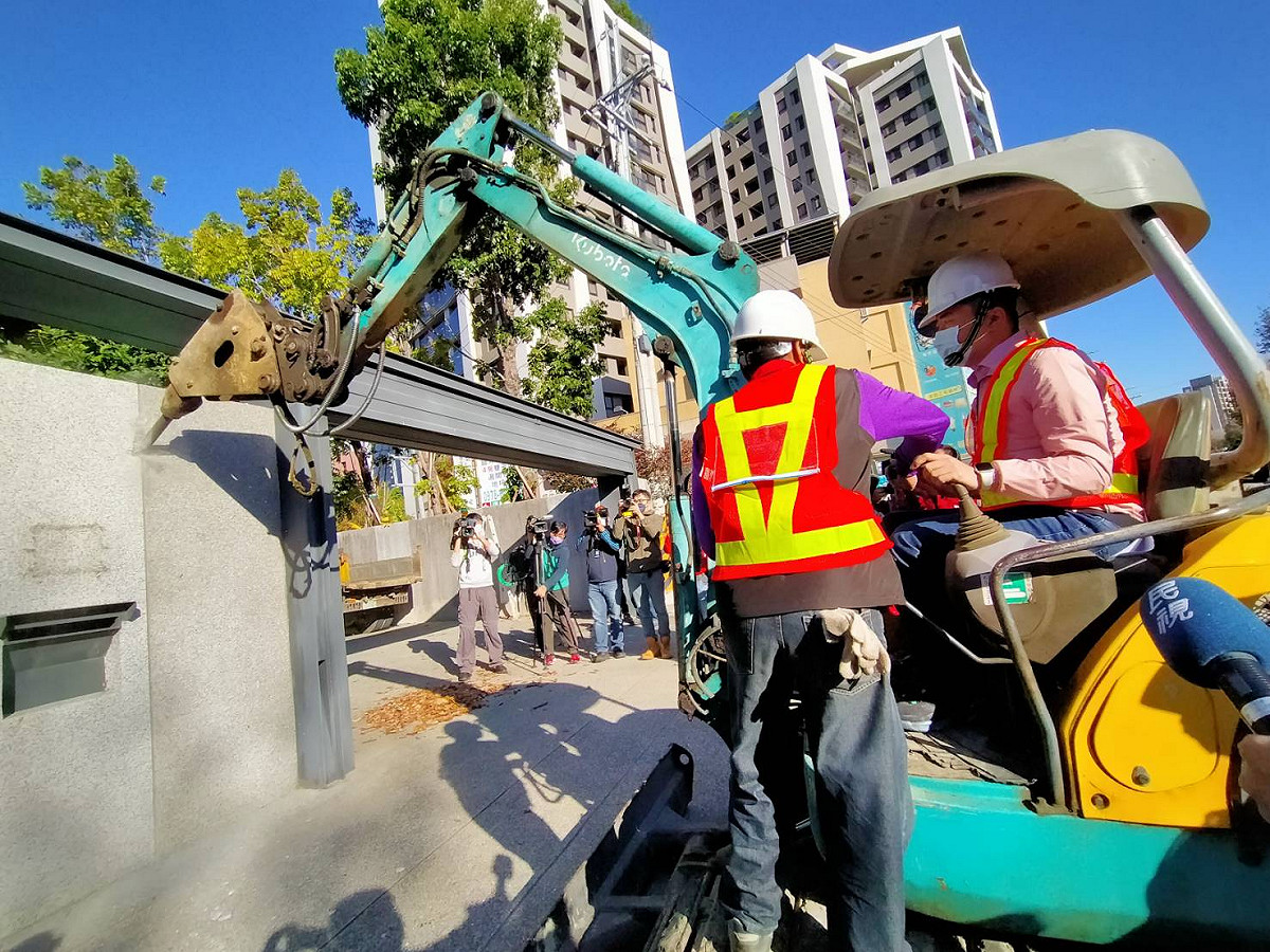 顏家公保地違建今早拆除，顏寬恒親自操作怪手進行拆除作業。 圖：唐復年／攝（資料照片）