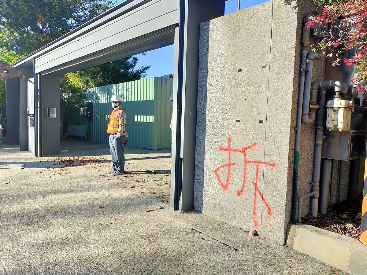 顏家公保地違建今早拆除。 圖：唐復年／攝