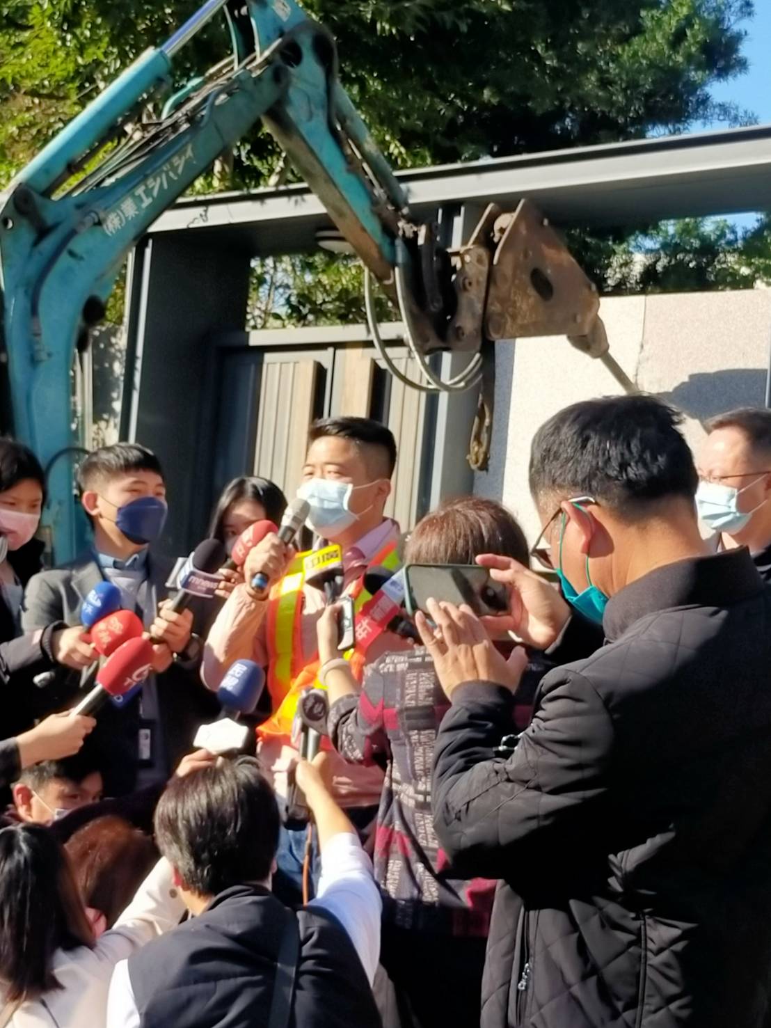 顏寬恒在拆除現場發表聲明，痛訴民進黨造抹黑、造謠。 唐復年/攝（資料照片）