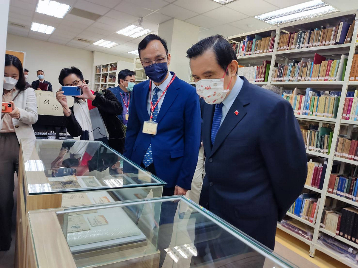 前總統馬英九（右1）、國民黨主席朱立倫（右2）共同出席國民黨黨史檔案啟用典禮。 圖：國民黨文傳會/提供