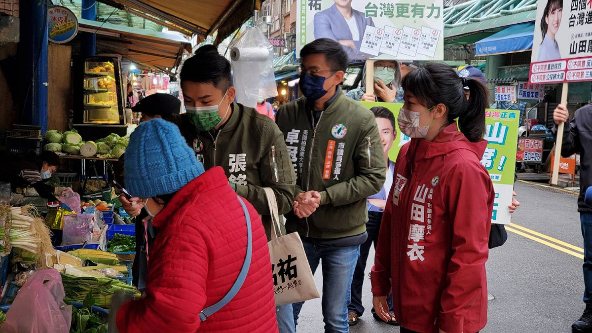 民進黨新北市議員擬參選人張銘祐、山田摩衣、卓冠廷，今天到新店合體掃街，一起到碧潭市場與市民互動。 圖：張銘祐提供