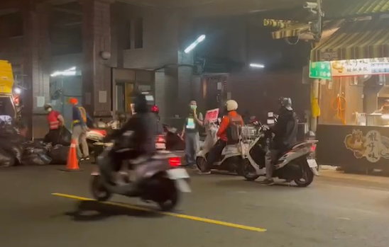有民眾隨垃圾車誤導民進黨公投宣傳，趙天麟提出譴責。 圖：民進黨高雄市黨部提供