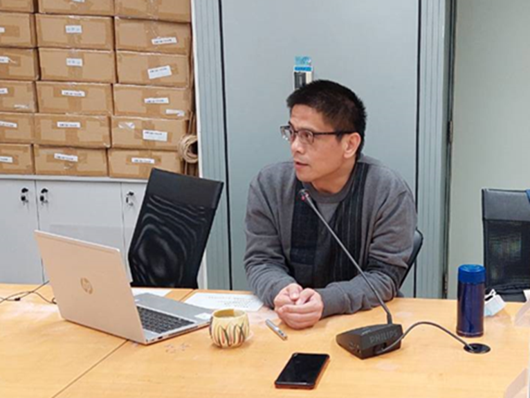 東華大學副教授蔡志偉以深入淺出的方式及生動的案例幫助公務人員認識及瞭解原住民族傳統智慧創作權的重要性。 圖：新北市原民局提供