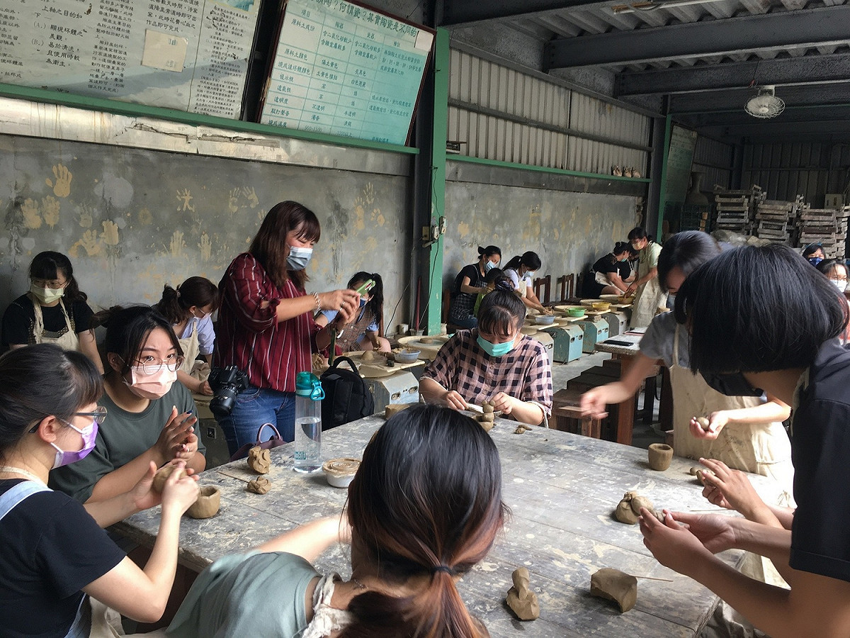 職人手作體驗及趣味DIY，如鶯歌「陶驛陶藝」陶碗手感拉坏。 圖：新北市經發局提供