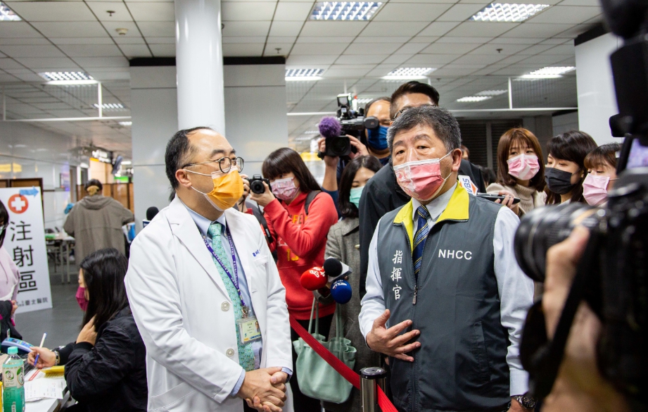 中央流行疫情指揮中心指揮官陳時中今(7)日前往台北車站莫德納疫苗接種站視察，並感謝醫護人員辛勞。 圖：中央流行疫情指揮中心／提供