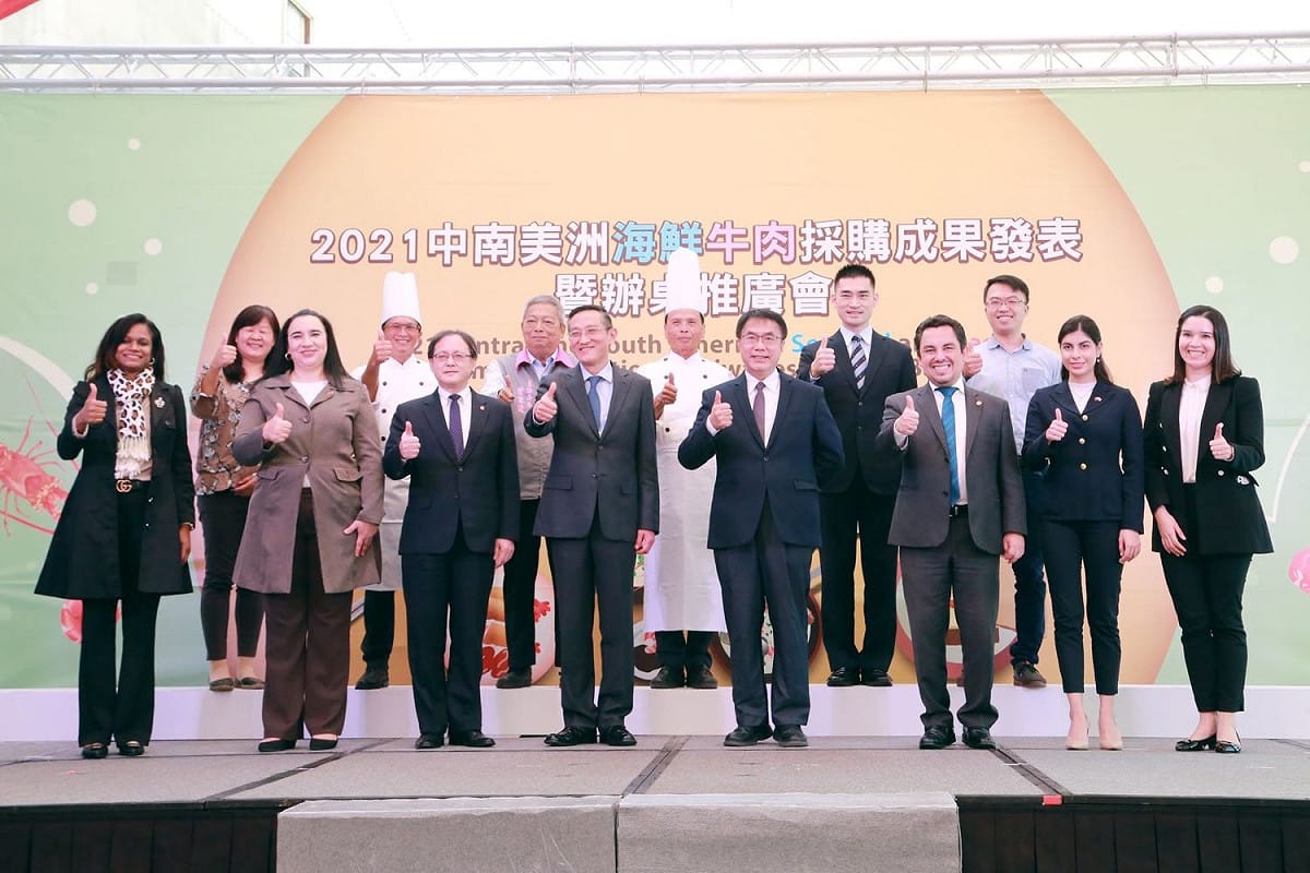 外交部、外貿協會和台南市政府合辦「2021中南美洲海鮮牛肉採購成果發表暨辦桌推廣會」，以在地辦桌文化，結合台南市特色小吃與友邦食材，呈現出融合異國風情與台南經典菜色的獨特美食文化。 圖：黃博郎／攝