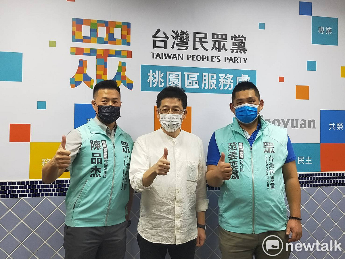 民眾黨秘書長謝立功(中)與桃園區服務處主任陳品杰(左)合體說明民眾黨針對明年桃園市長及議員選舉規劃。 圖：林昀真/攝