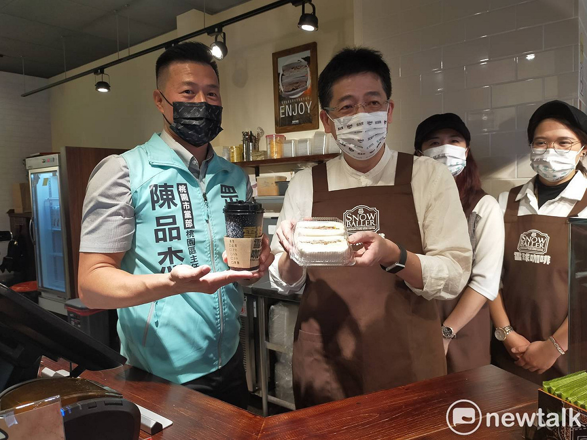 謝立功(右)訪視由桃園區服務處主任陳品杰（左）一手策畫全台第一間實踐「屯田計畫」的咖啡店，並擔任一日店長。 圖：林昀真/攝