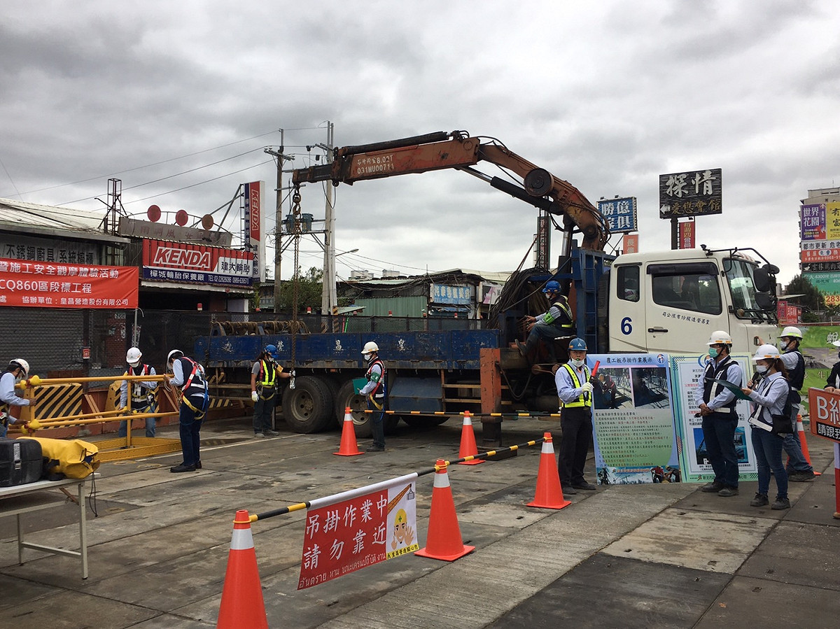 作業安全演練。 圖：新北市勞檢處提供