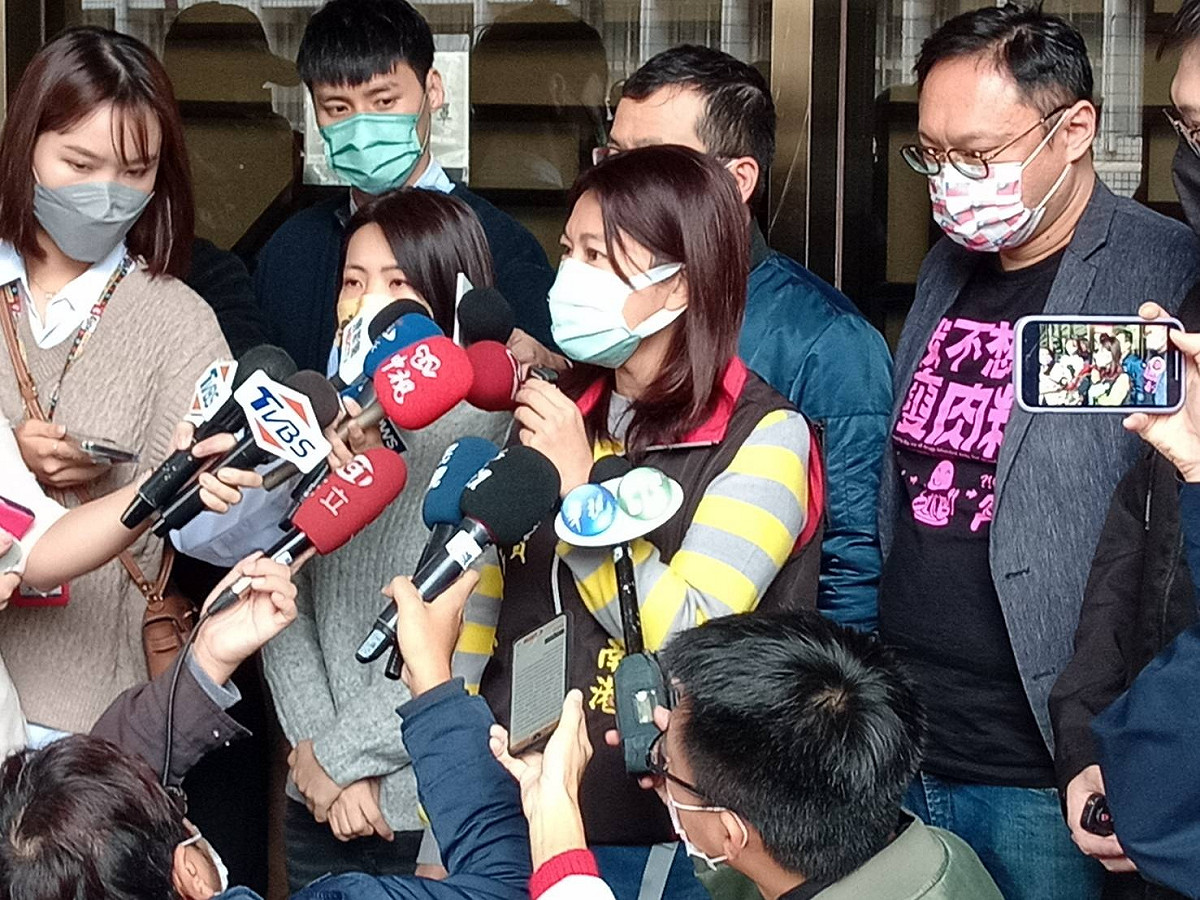 國民黨台北市議員徐巧芯等5名藍營人士前往台北地檢署按鈴提告林秉樞涉及洗錢防制法等罪。 圖：翻攝游淑慧臉書