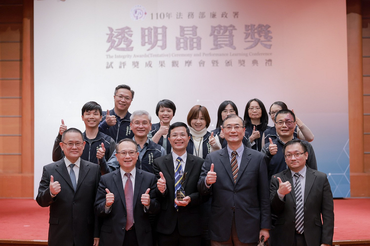 城鄉局長黃國峰率城鄉局同仁與評委合影留念。 圖：新北市城鄉局提供