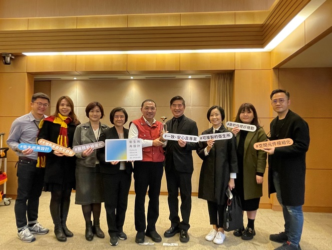 中間右起一至四分別為台灣設計研究院長張基義院長、副院長艾淑婷、選選研有限公司代表鄭柔毓芳、坐設計事務所總監陳羿冲。 圖：新北市衛生局提供