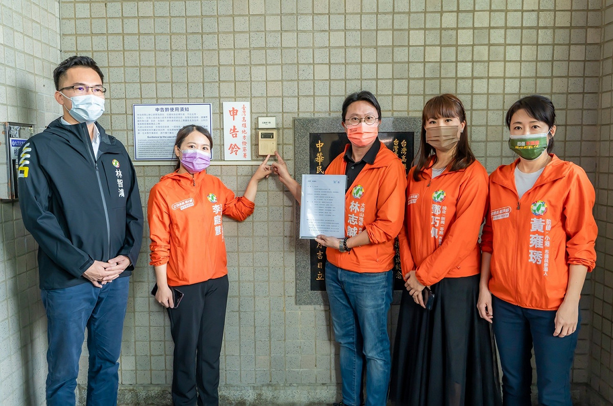 林智鴻(左一)帶領四位議員擬參選人按鈴申告造謠奧步。 圖：趙天麟服務處提供