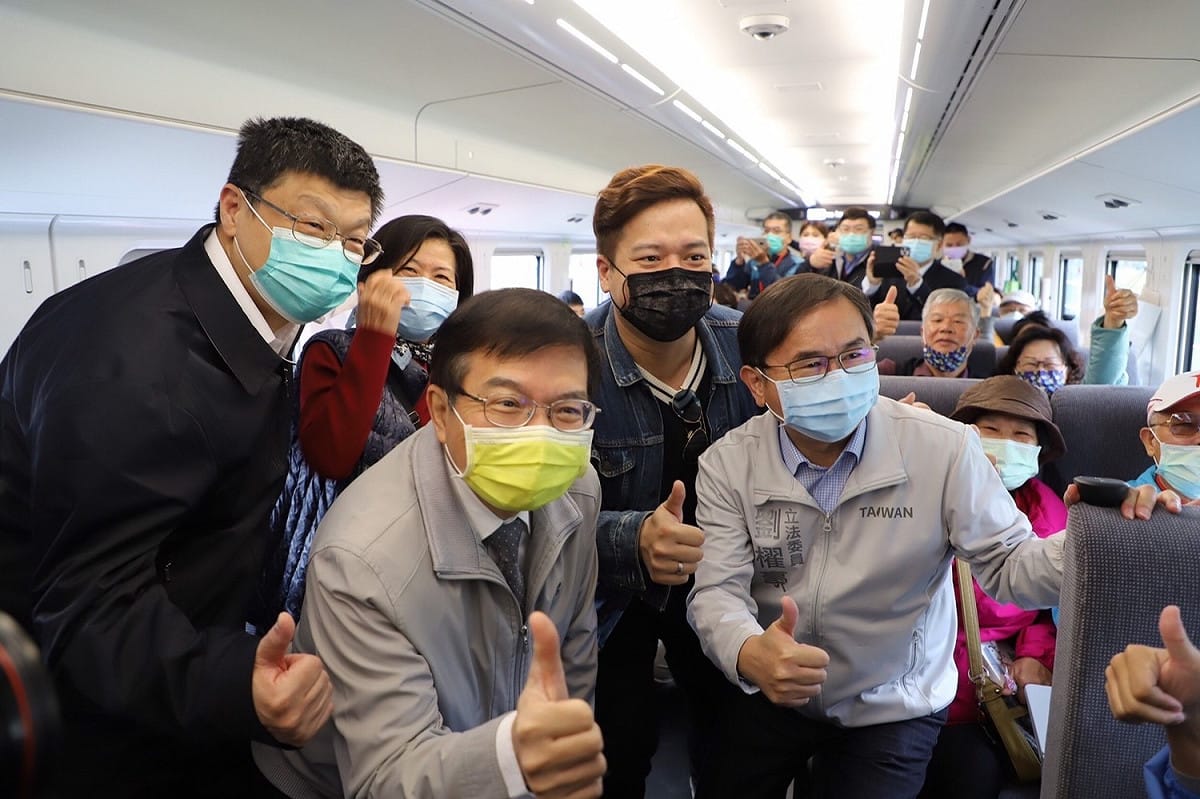 交通部長王國材(左前)與立法院交通委員會試乘台鐵EMU3000型城際列車。 圖：交通部／提供