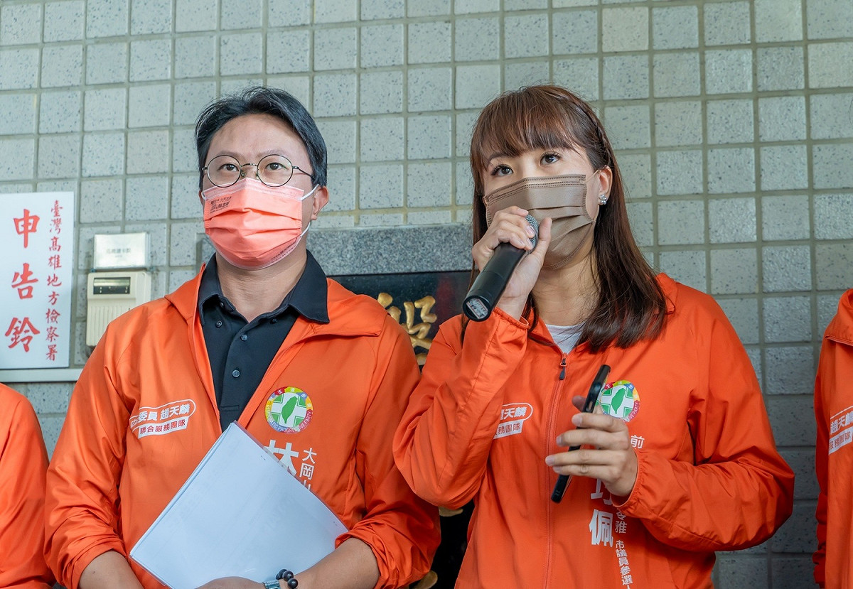 鄧巧佩(右)譴責徐尚賢擾亂民眾的做法。 圖：趙天麟服務處提供