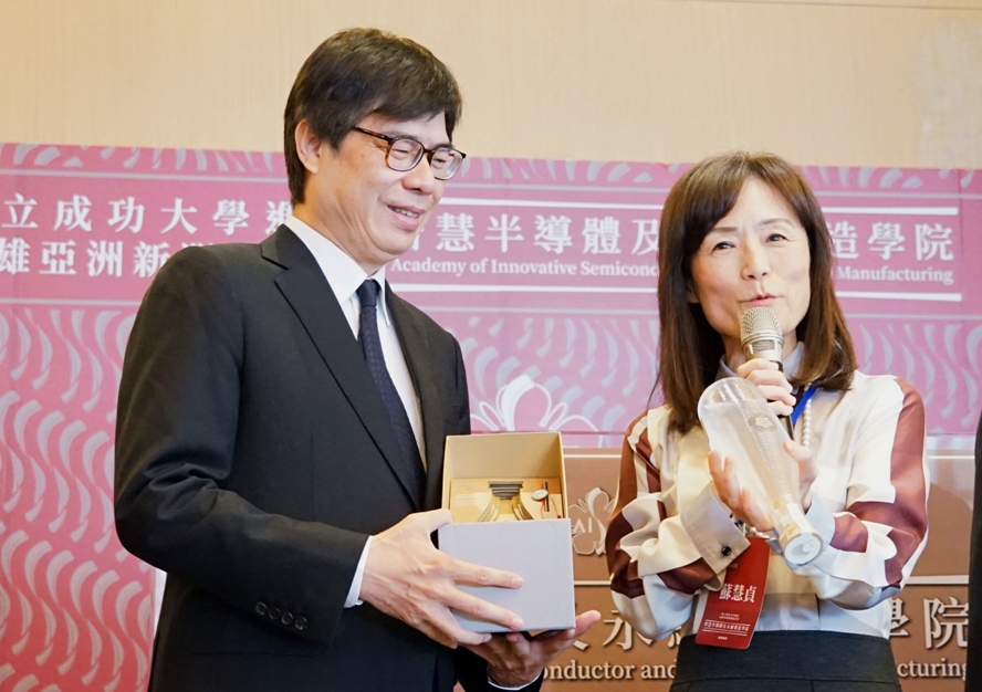 蘇慧貞(右)贈送陳其邁限量99瓶的紀念酒。 圖：高雄市經發局提供