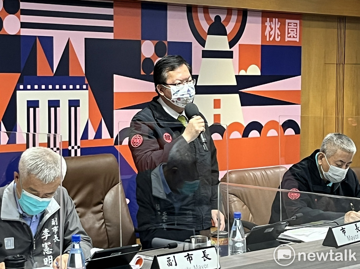 鄭文燦宣布桃園規劃61場莫德納疫苗接種專案，待第一輪5000包白米送完後，將改送200元禮券，藉此提高疫苗涵蓋率。 圖：林昀真/攝