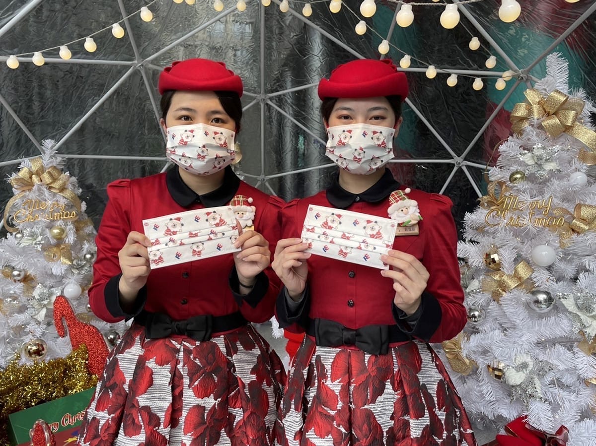 板橋大遠百祭出200元餐廳百貨抵用券及耶誕城限定口罩好禮，吸引大批民眾排隊接種疫苗。