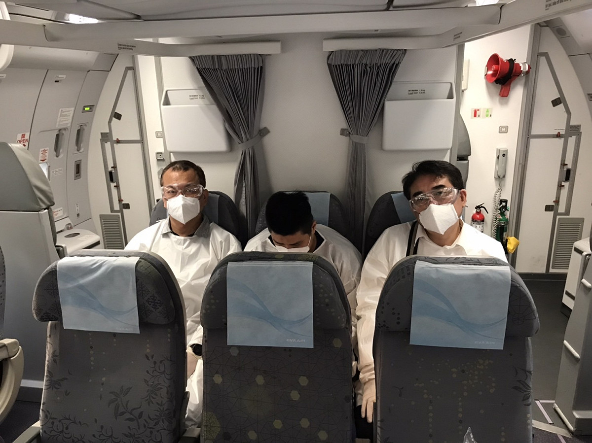 刑事局幹員依「朱雪璋空橋模式」，逮捕上個月22日新北新店何姓咖啡貿易商命案槍手(圖中低頭者)。 圖：林昀真翻攝