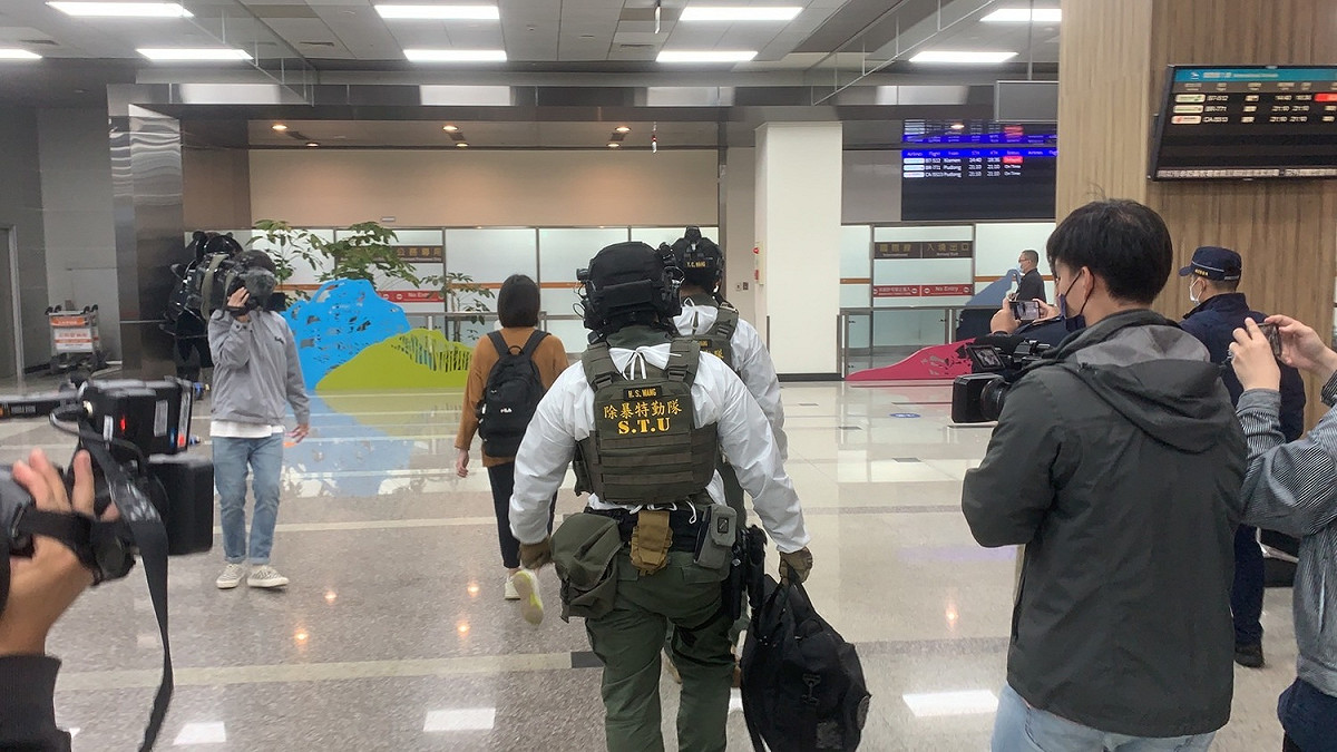 新北新店何姓咖啡貿易商遭槍殺命案槍手返台，刑事警察局派出除暴特勤隊持長槍到場戒護。 圖：新北市警局提供