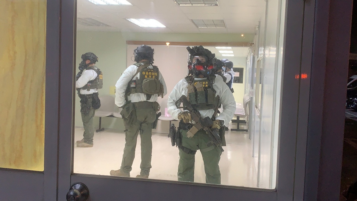 新北新店何姓咖啡貿易商遭槍殺命案槍手疑似癲癇發作就醫，刑事警察局除暴特勤隊在醫院戒護。 圖：新北市警局提供
